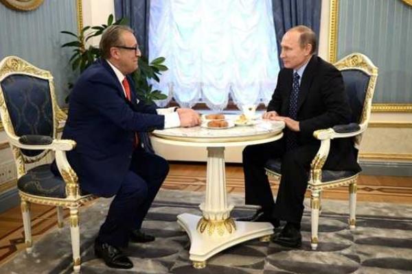 Артист Геннадий Хазанов подарил Путину императорскую корону Артист Геннадий Хазанов подарил Путину императорскую корону