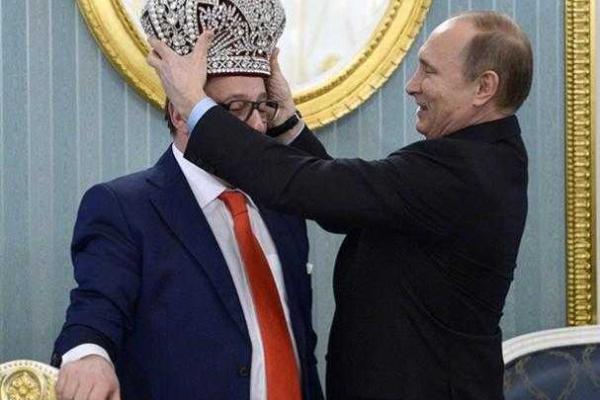 Артист Геннадий Хазанов подарил Путину императорскую корону Артист Геннадий Хазанов подарил Путину императорскую корону