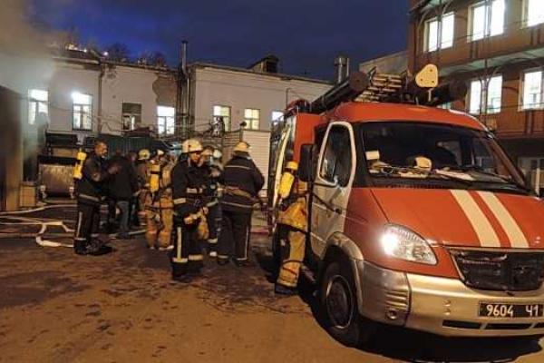 В центре Киева произошел пожар в паркинге, проводилась эвакуация людей В центре Киева произошел пожар в паркинге, проводилась эвакуация людей