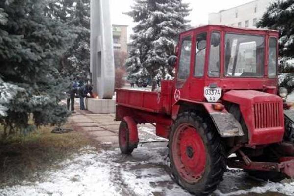Декоммунизация на Харьковщине: в Лозовой демонтирован 15-метровый герб СССР Декоммунизация на Харьковщине: в Лозовой демонтирован 15-метровый герб СССР