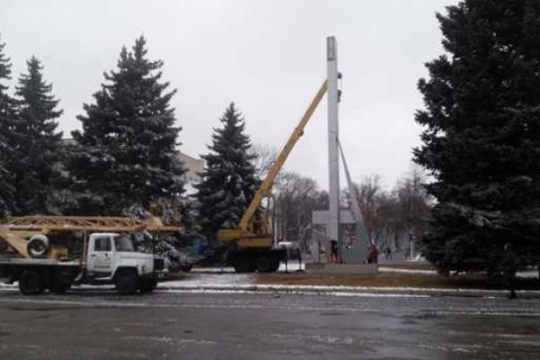 Декоммунизация на Харьковщине: в Лозовой демонтирован 15-метровый герб СССР Декоммунизация на Харьковщине: в Лозовой демонтирован 15-метровый герб СССР