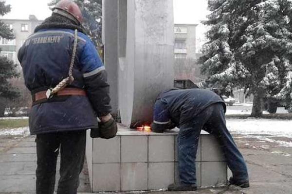 Декоммунизация на Харьковщине: в Лозовой демонтирован 15-метровый герб СССР Декоммунизация на Харьковщине: в Лозовой демонтирован 15-метровый герб СССР