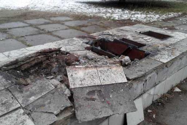 Декоммунизация на Харьковщине: в Лозовой демонтирован 15-метровый герб СССР Декоммунизация на Харьковщине: в Лозовой демонтирован 15-метровый герб СССР