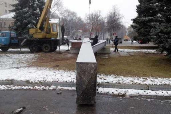 Декоммунизация на Харьковщине: в Лозовой демонтирован 15-метровый герб СССР Декоммунизация на Харьковщине: в Лозовой демонтирован 15-метровый герб СССР