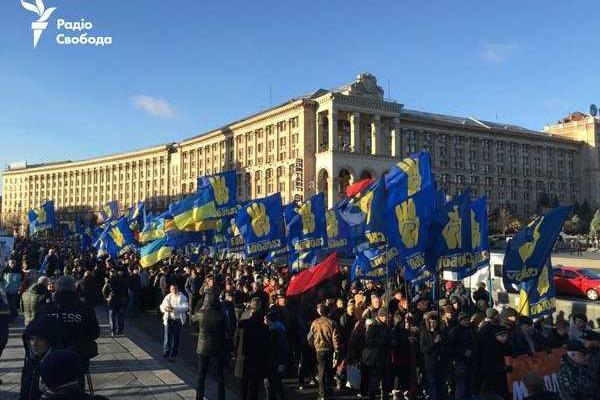 Под стенами Верховной Рады проходит акция с требованием отставки Яценюка