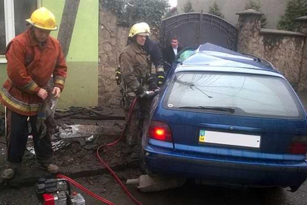 В Ужгороде автомобиль "BMW" влетел в столб: водитель погиб на месте аварии В Ужгороде автомобиль "BMW" влетел в столб: водитель погиб на месте аварии