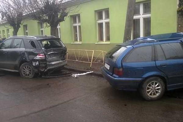 В Ужгороде автомобиль "BMW" влетел в столб: водитель погиб на месте аварии В Ужгороде автомобиль "BMW" влетел в столб: водитель погиб на месте аварии