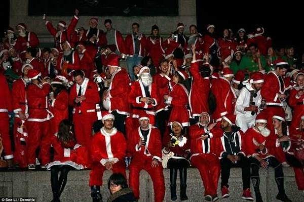 В Лондоне состоялся ежегодный фестиваль Санты В Лондоне состоялся ежегодный фестиваль Санты