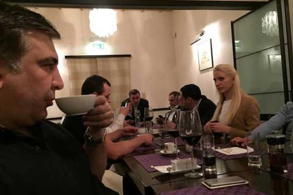 Саакашвили с нардепами-антикоррупционерами устроили заседание в... самом дорогом японском ресторане Киева
