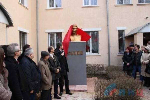 Луганские коммунисты установили памятник Сталину Луганские коммунисты установили памятник Сталину
