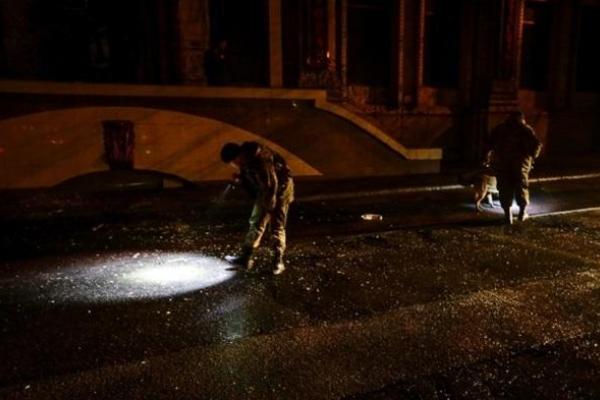 В Запорожье неизвестные метнули гранату к дверям ресторана, где располагался подпольный развлекательный центр В Запорожье неизвестные метнули гранату к дверям ресторана, где располагался подпольный развлекательный центр