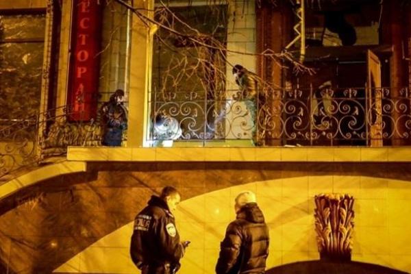 В Запорожье неизвестные метнули гранату к дверям ресторана, где располагался подпольный развлекательный центр В Запорожье неизвестные метнули гранату к дверям ресторана, где располагался подпольный развлекательный центр