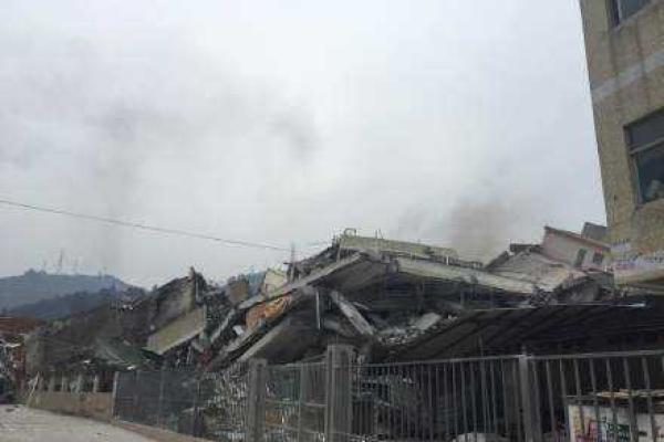 В Китае сошел очередной оползень: обрушились многоэтажные дома, люди под завалами В Китае сошел очередной оползень: обрушились многоэтажные дома, люди под завалами