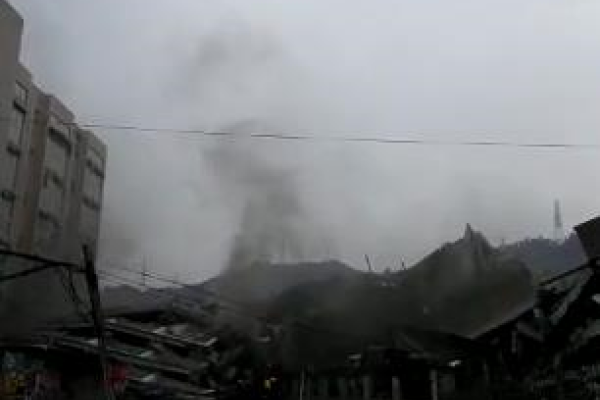 В Китае сошел очередной оползень: обрушились многоэтажные дома, люди под завалами В Китае сошел очередной оползень: обрушились многоэтажные дома, люди под завалами