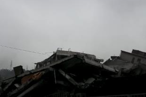 В Китае сошел очередной оползень: обрушились многоэтажные дома, люди под завалами В Китае сошел очередной оползень: обрушились многоэтажные дома, люди под завалами