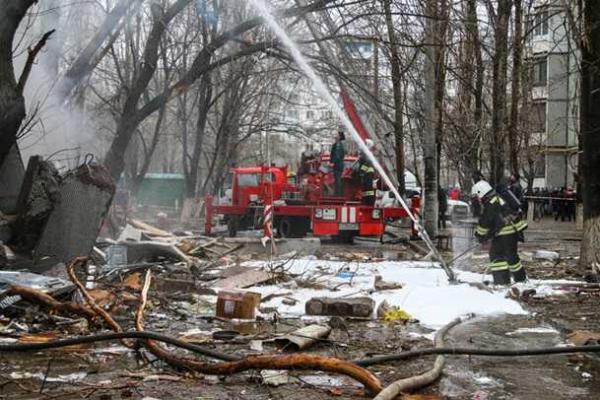 Продолжаются поиски людей под завалами на месте взрыва жилого дома в Волгограде Продолжаются поиски людей под завалами на месте взрыва жилого дома в Волгограде