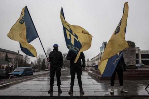 На Харьковщине в городе Краснокутск протестующие метали в дом начальника полиции "коктейли Молотова" На Харьковщине в городе Краснокутск протестующие метали в дом начальника полиции "коктейли Молотова"