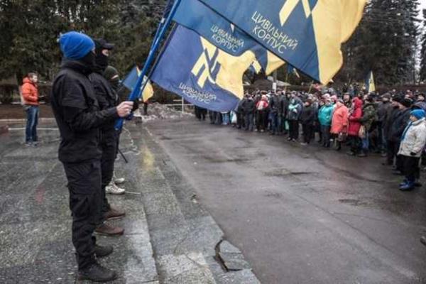 На Харьковщине в городе Краснокутск протестующие метали в дом начальника полиции "коктейли Молотова" На Харьковщине в городе Краснокутск протестующие метали в дом начальника полиции "коктейли Молотова"