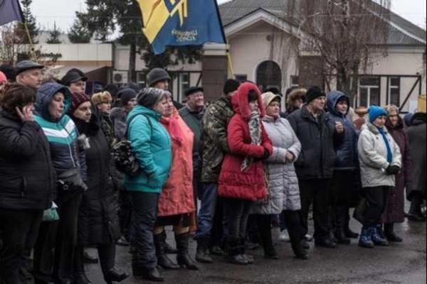 На Харьковщине в городе Краснокутск протестующие метали в дом начальника полиции "коктейли Молотова" На Харьковщине в городе Краснокутск протестующие метали в дом начальника полиции "коктейли Молотова"