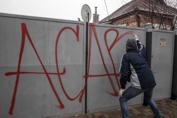 На Харьковщине в городе Краснокутск протестующие метали в дом начальника полиции "коктейли Молотова" На Харьковщине в городе Краснокутск протестующие метали в дом начальника полиции "коктейли Молотова"