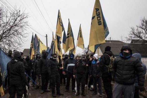 На Харьковщине в городе Краснокутск протестующие метали в дом начальника полиции "коктейли Молотова" На Харьковщине в городе Краснокутск протестующие метали в дом начальника полиции "коктейли Молотова"