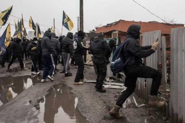 На Харьковщине в городе Краснокутск протестующие метали в дом начальника полиции "коктейли Молотова" На Харьковщине в городе Краснокутск протестующие метали в дом начальника полиции "коктейли Молотова"