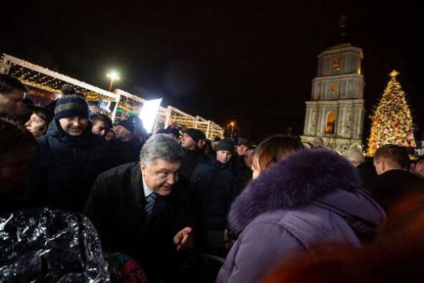 Порошенко присоединился к оформлению главной елки страны Порошенко присоединился к оформлению главной елки страны