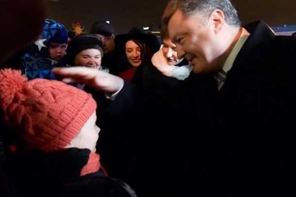 Порошенко присоединился к оформлению главной елки страны Порошенко присоединился к оформлению главной елки страны