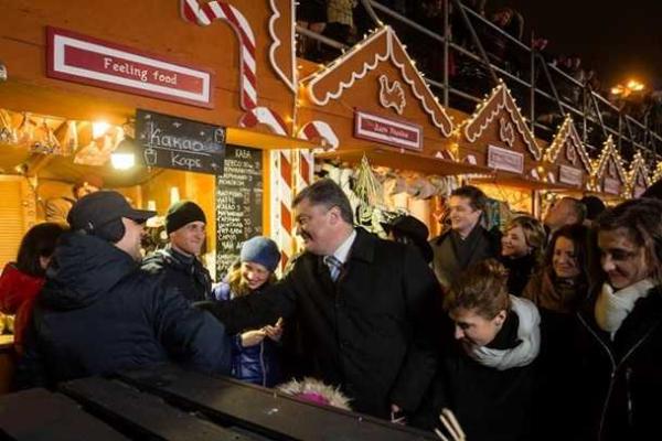 Порошенко присоединился к оформлению главной елки страны Порошенко присоединился к оформлению главной елки страны