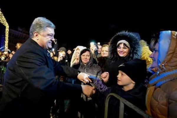 Порошенко присоединился к оформлению главной елки страны Порошенко присоединился к оформлению главной елки страны
