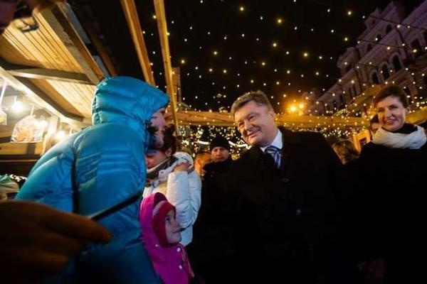 Порошенко присоединился к оформлению главной елки страны Порошенко присоединился к оформлению главной елки страны