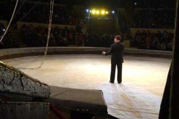 "Герой ДНР" Кобзон, выступая в Донецке, показал неприличный жест Президенту Украины "Герой ДНР" Кобзон, выступая в Донецке, показал неприличный жест Президенту Украины