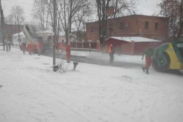 В Полтаве новый асфальт уложили прямо поверх снега В Полтаве новый асфальт уложили прямо поверх снега