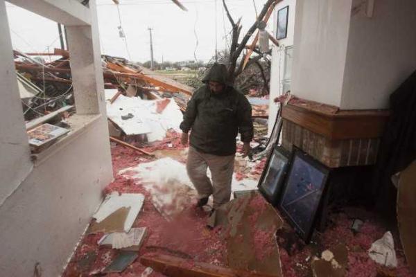 Последствия разрушительного торнадо в США: разрушенные дома, затопленные города, жертвы среди людей Последствия разрушительного торнадо в США: разрушенные дома, затопленные города, жертвы среди людей