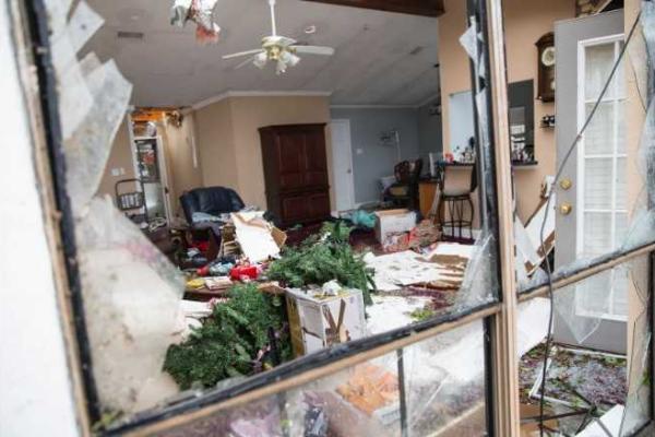 Последствия разрушительного торнадо в США: разрушенные дома, затопленные города, жертвы среди людей Последствия разрушительного торнадо в США: разрушенные дома, затопленные города, жертвы среди людей