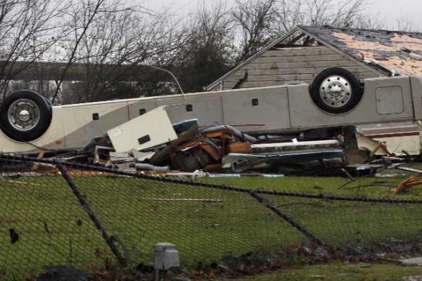 Последствия разрушительного торнадо в США: разрушенные дома, затопленные города, жертвы среди людей Последствия разрушительного торнадо в США: разрушенные дома, затопленные города, жертвы среди людей