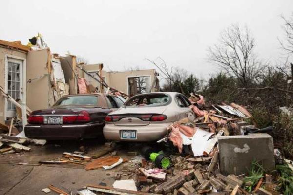 Последствия разрушительного торнадо в США: разрушенные дома, затопленные города, жертвы среди людей Последствия разрушительного торнадо в США: разрушенные дома, затопленные города, жертвы среди людей