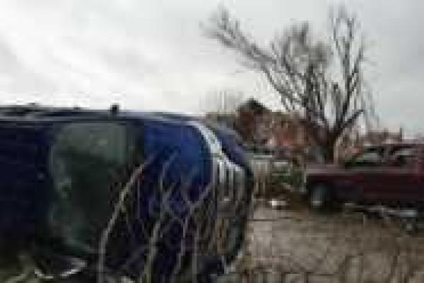 Последствия разрушительного торнадо в США: разрушенные дома, затопленные города, жертвы среди людей Последствия разрушительного торнадо в США: разрушенные дома, затопленные города, жертвы среди людей