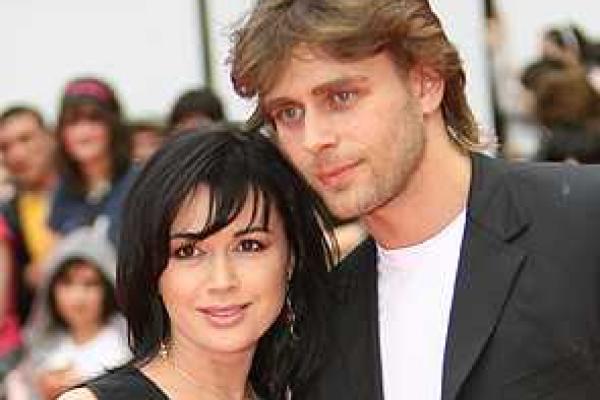 Актриса Анастасия Заворотнюк считает, что частые разлуки с мужем укрепляют брак