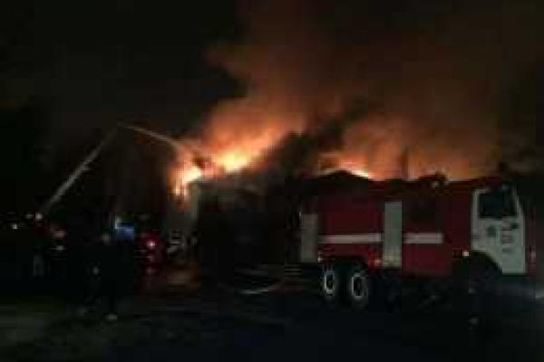 Жаркая ночь столичных огнеборцев: в Киеве тушили пожар в ресторанном комплексе "Мельница" Жаркая ночь столичных огнеборцев: в Киеве тушили пожар в ресторанном комплексе "Мельница"