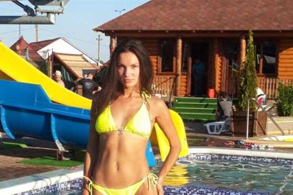 Закарпатская фотомодель сменила купальник на форму новой патрульной полиции Закарпатская фотомодель сменила купальник на форму новой патрульной полиции