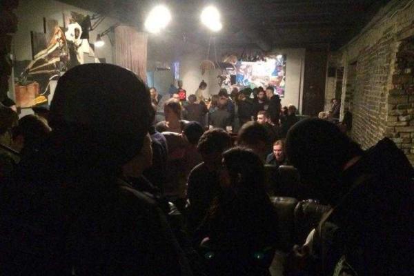 Найем: Столичная полиция провела рейд в арт-клубе, в итоге - избиты и незаконно обысканы посетители Найем: Столичная полиция провела рейд в арт-клубе, в итоге - избиты и незаконно обысканы посетители