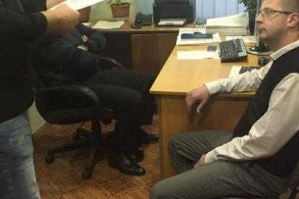 В Черновцах на крупной взятке пойманы чиновники-налоговики В Черновцах на крупной взятке пойманы чиновники-налоговики