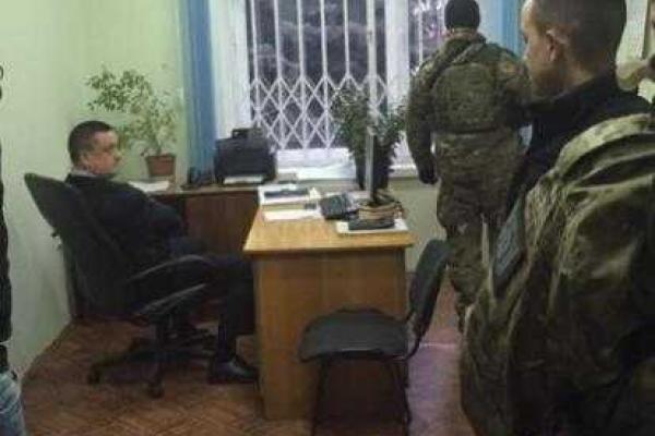 В Черновцах на крупной взятке пойманы чиновники-налоговики В Черновцах на крупной взятке пойманы чиновники-налоговики