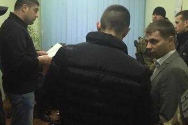 В Черновцах на крупной взятке пойманы чиновники-налоговики В Черновцах на крупной взятке пойманы чиновники-налоговики