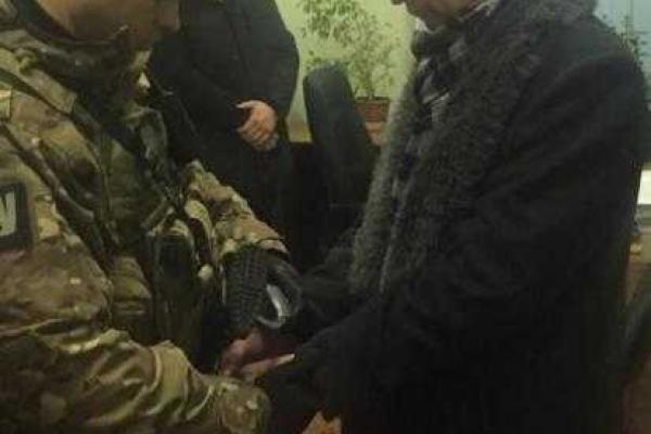 В Черновцах на крупной взятке пойманы чиновники-налоговики В Черновцах на крупной взятке пойманы чиновники-налоговики