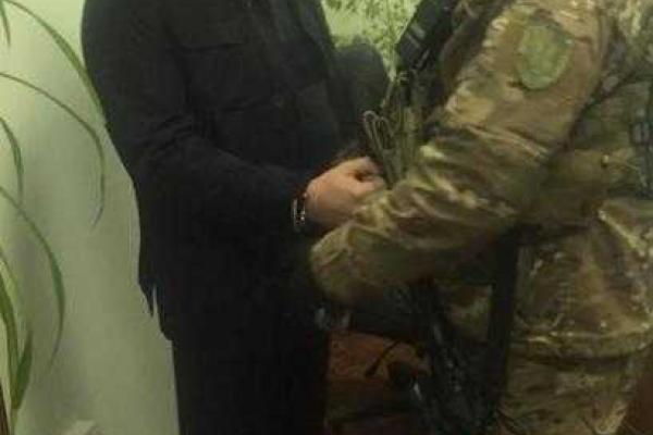 В Черновцах на крупной взятке пойманы чиновники-налоговики В Черновцах на крупной взятке пойманы чиновники-налоговики