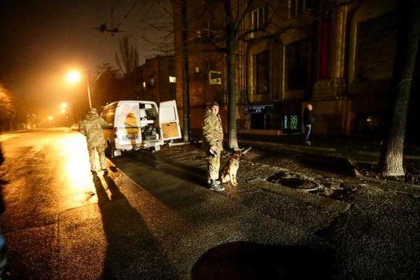 В Запорожье неизвестные метнули гранату к дверям ресторана, где располагался подпольный развлекательный центр В Запорожье неизвестные метнули гранату к дверям ресторана, где располагался подпольный развлекательный центр