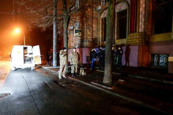 В Запорожье неизвестные метнули гранату к дверям ресторана, где располагался подпольный развлекательный центр В Запорожье неизвестные метнули гранату к дверям ресторана, где располагался подпольный развлекательный центр