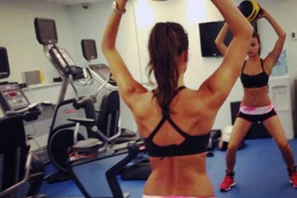 Модель Ирина Шейк показала снимки со своей тренировки